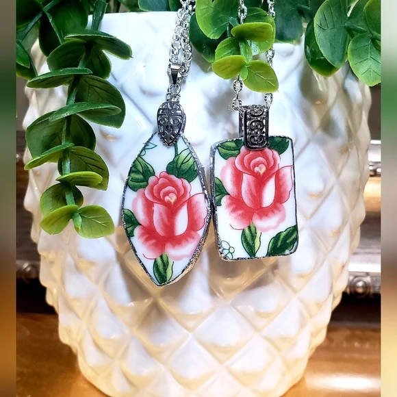 2 Necklaces - Picture 2 of 7